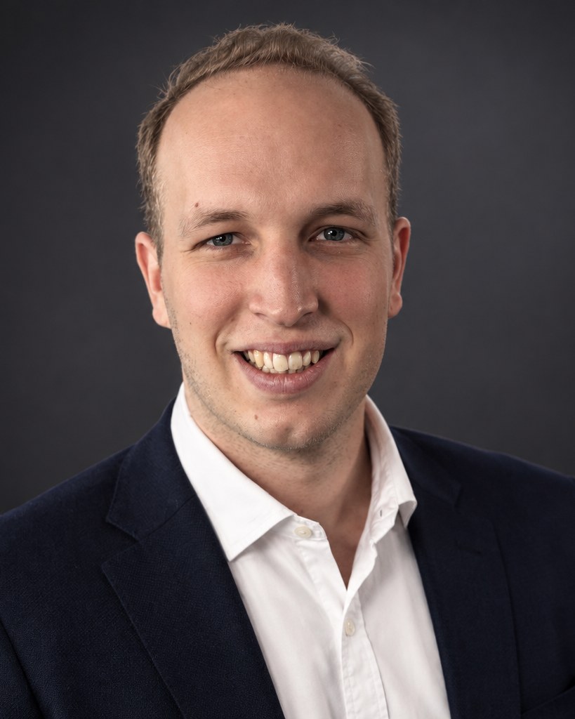 Lennard Kraft vor seinen Handelsmonitoren