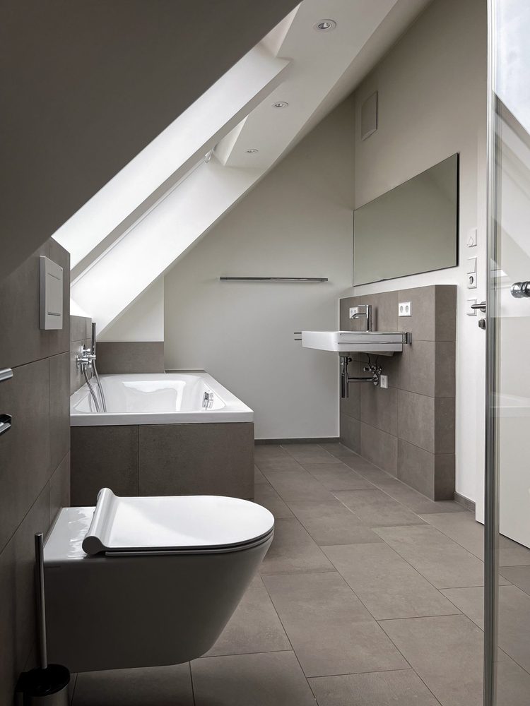 Bad unter der Dachschräge mit Badewanne