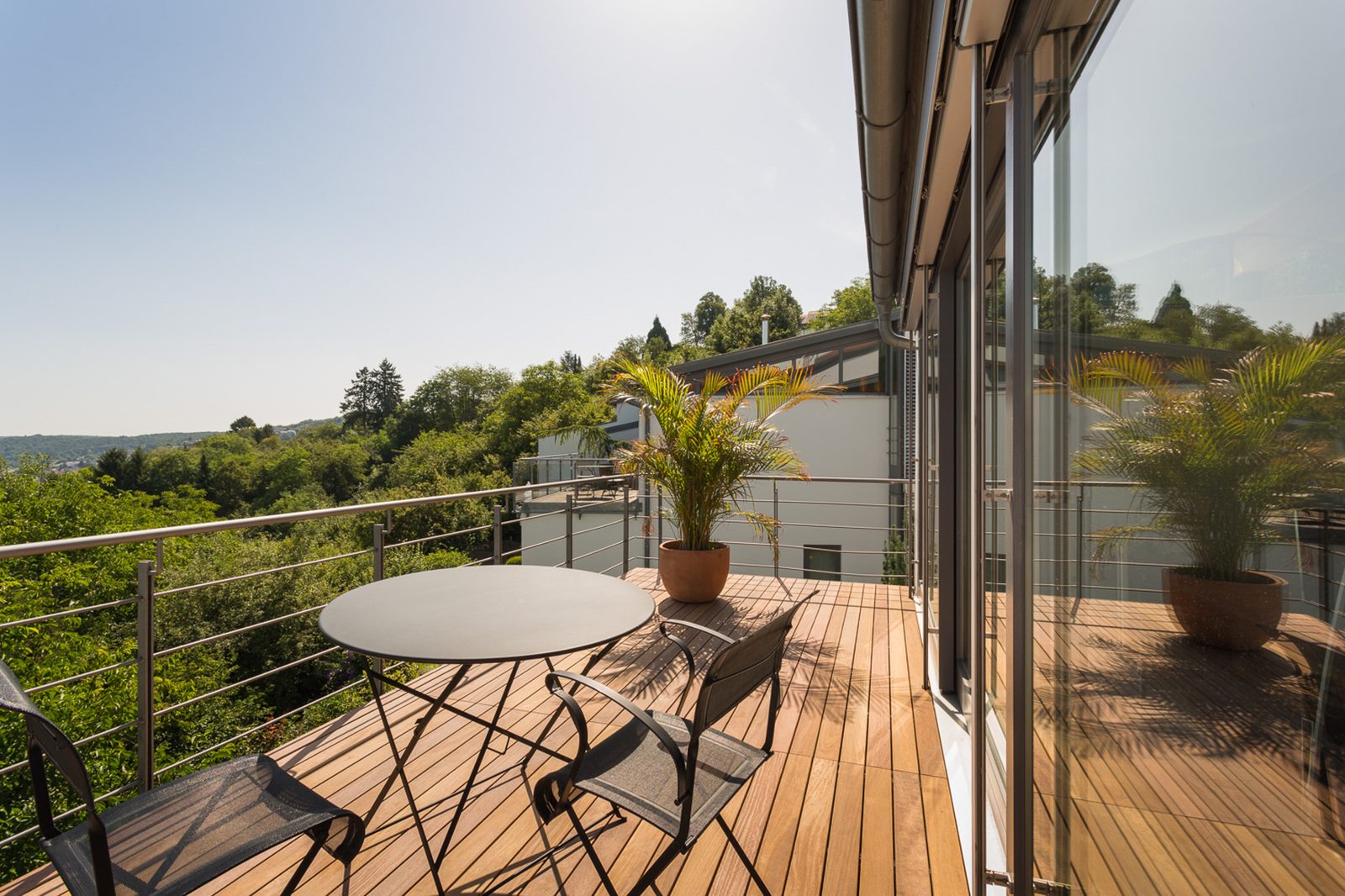 Balkon mit Holzdeck und Blick ins Grüne, ein Projekt der Kraft Consulting GmbH