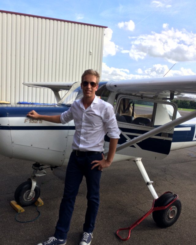 Lennard Kraft an einer Cessna vor dem Hangar, 2014