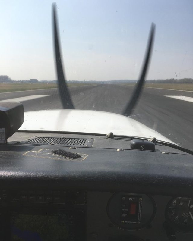Blick durch die Frontscheibe auf die Startbahn, 2019
