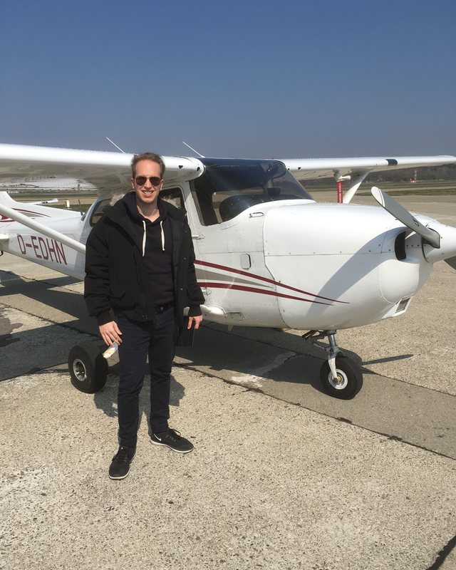 Lennard Kraft vor der Maschine auf dem Vorfeld, 2019